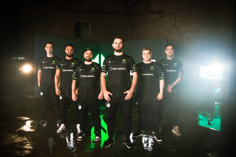 CS:GO圈日常趣事:500米外有导弹轰炸,我先打把CSGO