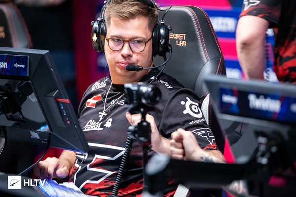 NAVI 0-2大比分暴打FaZe，karrigan：毫无机会，全员在线
